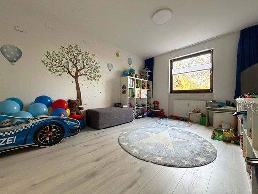 Das Kinderzimmer bietet viel freie Fläche zum Spielen und herrlichen Platz für Spielsachen