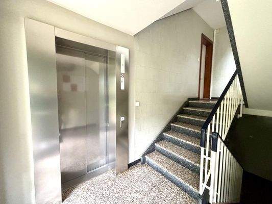 Blick Treppenhaus mit Fahrstuhl