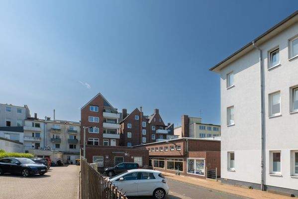 Rückansicht und Parkplätze