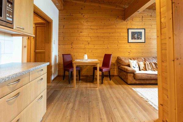 Kleiner Ess- und Sitzbereich mit Tisch, zwei Stühlen und direktem Übergang zum Wohnbereich.