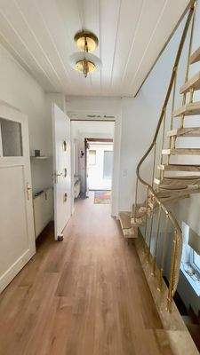 Flur EG mit Treppe zum OG