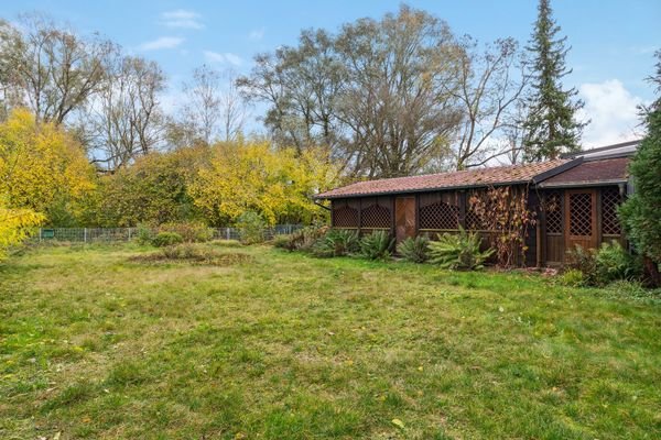 Garten mit Gartenhütte