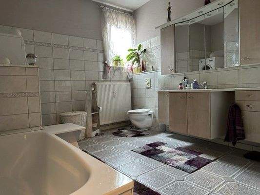 Wannenbad im OG - Maisonettwohnung