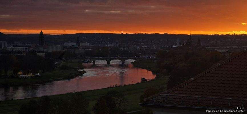 Die Aussicht - Abenddämmerung - vom Penthouse auf Dresden