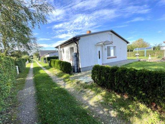 Hausansicht + Straße