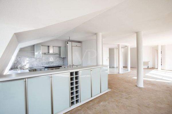 Blick von der Küche in den Wohnbereich