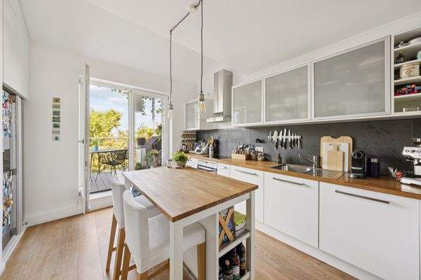 Helle Einbauküche mit direktem Zugang zur Dachterrasse