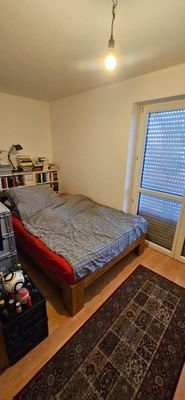 Schlafzimmer mit Zugang zu Balkon