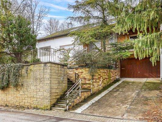 Frontansicht und Garage