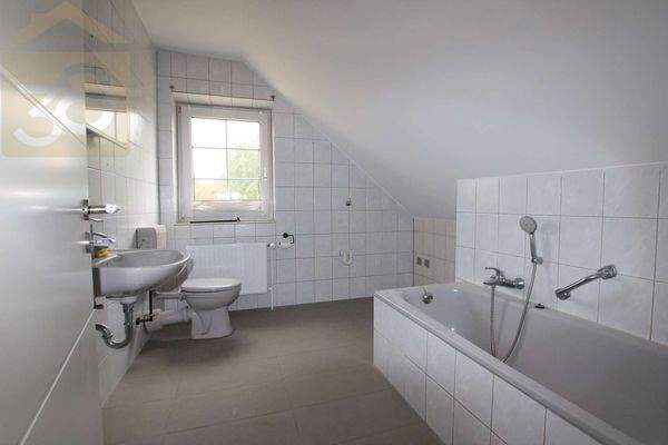 Badezimmer Wohnung rechts