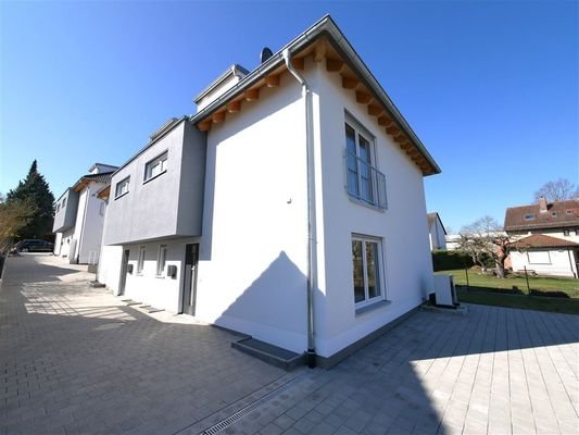 Haus 4 Zugangsseite und Stellplätze