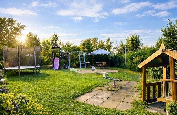 Garten mit Spielplatz