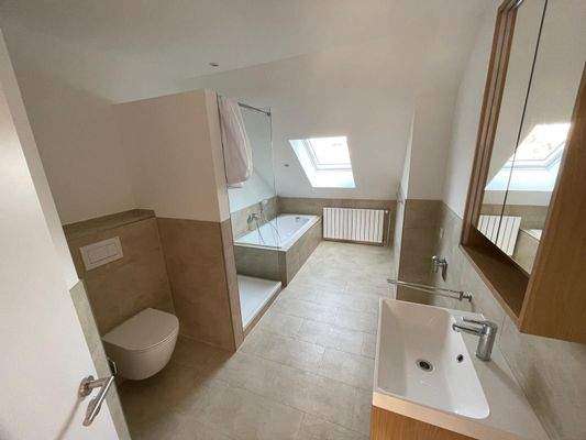 modernisiertes Badezimmer Oberwohnung links