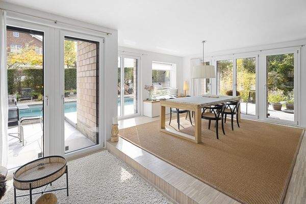 Lichtdurchfluteter Essbereich mit Blick in den Garten auf den Biopool