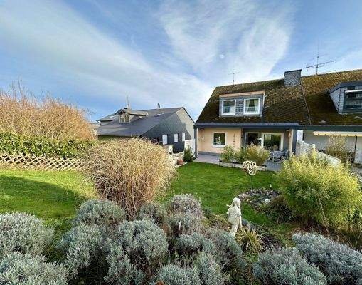 Ruheoase mit Charmes, Doppelhaushälfte mit pflegeleichter Gartenanlage