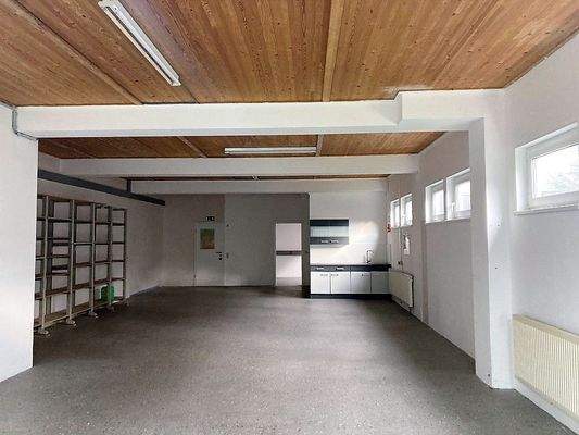 Lager m. Küchenzeile, WC u. Werkstattraum