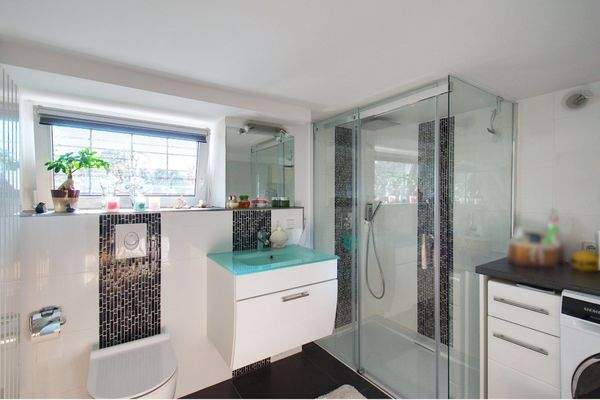 Weiteres modernes Badezimmer mit bodengleicher Dusche