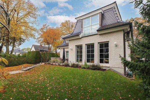 seitlicher Blick vom Garten