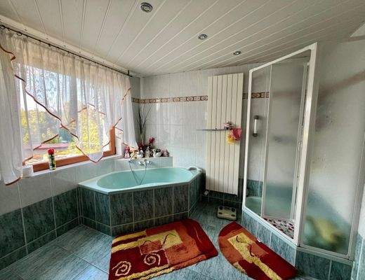 Bild bad mit Wanne und Dusche