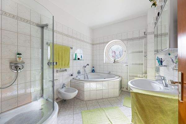 Modernes Badezimmer