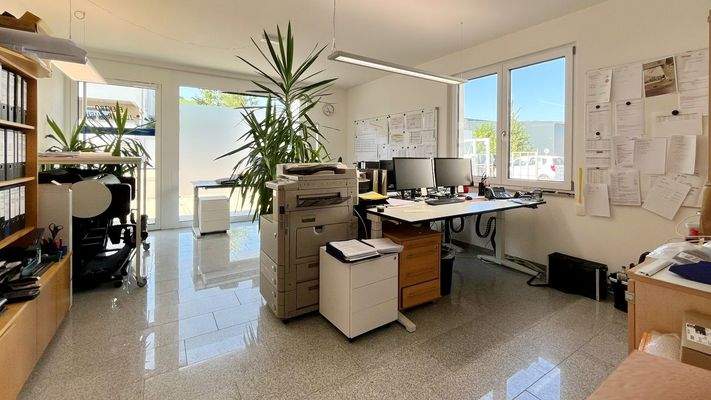 Helles Büro mit robustem Granitsteinboden im Erdgeschoss