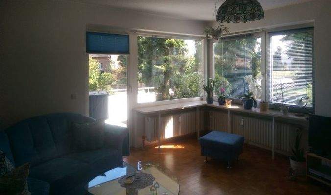 Wohnzimmer mit Balkonzugang