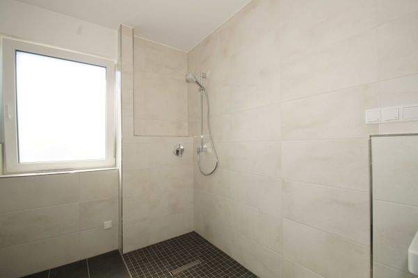 Badezimmer mit Dusche Bsp.
