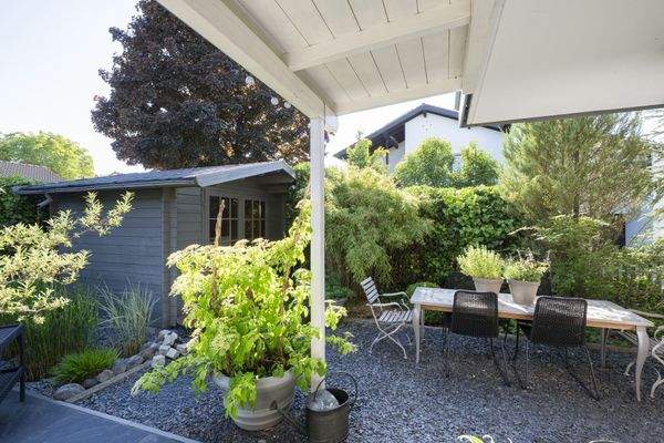 Gartentraum mit großem Esstisch