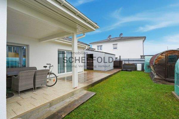 Garten mit Gartenhütte und Fassauna 