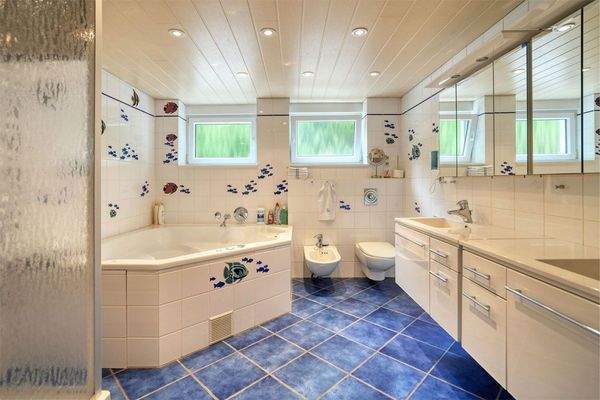 Elternbad mit Dusche und Badewanne