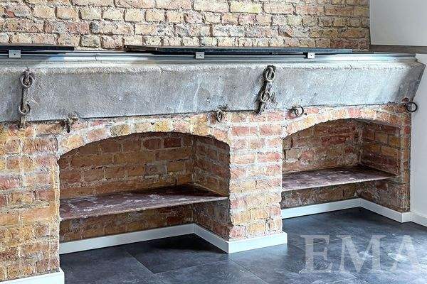 umgebaute Pferdetränke mit verschiebbarer Arbeitsplatte