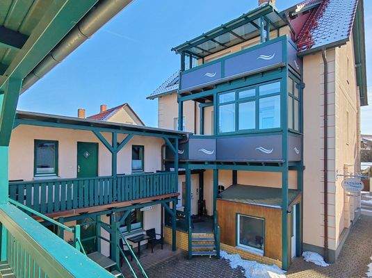 Blick auf das Haupthaus mit Balkon