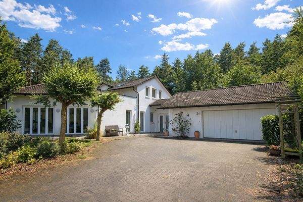 Hausansicht mit Garage