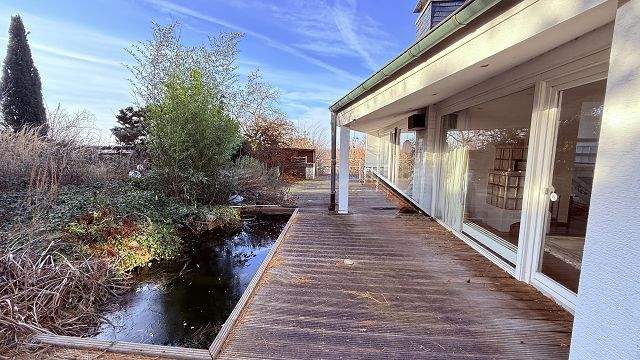 Haus mit Terrasse und Fischteich