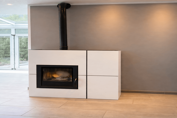 Moderner Pelletofen als stilvoler Blickfang im Wohnbereich