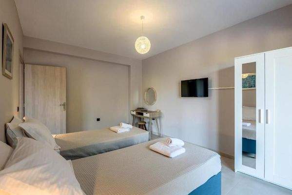 Kreta, Stalos: 2 unabhängige Wohnungen in Strandnähe zu verkaufen