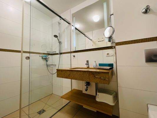 geräumiges Badezimmer