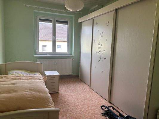 Schlafzimmer (Erwerb der Möbel möglich)