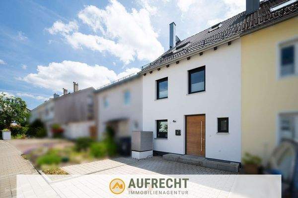 Hausansicht mit Stellplätzen