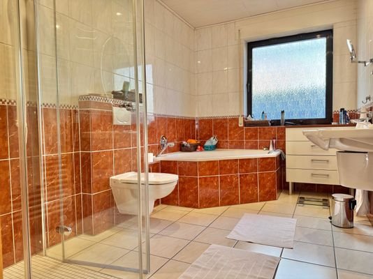 Bad mit ebenerdiger Dusche und Wanne