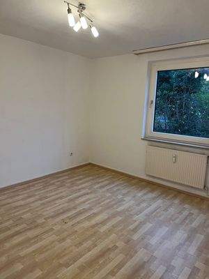 Helles Wohnzimmer mit Fenster