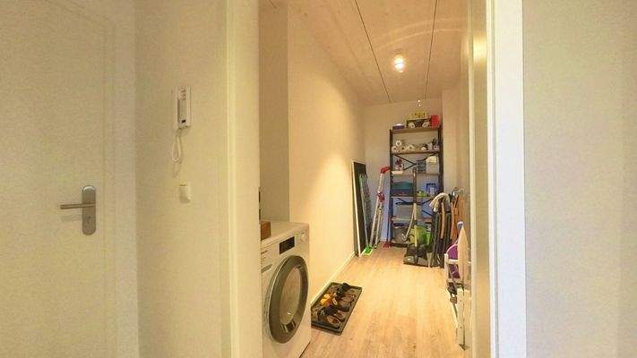 Geräumiger Hauswirtschaftsraum mit Waschmaschinenanschluss und Stauraum