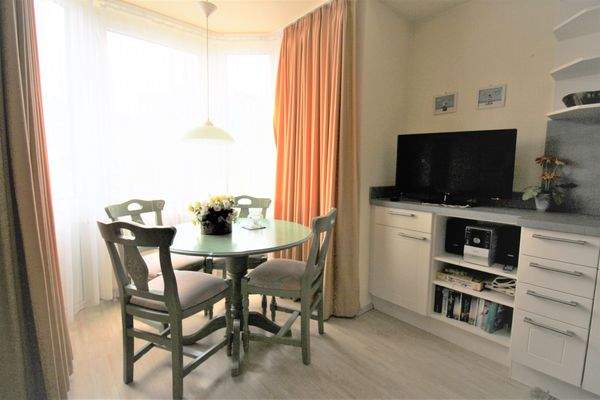 heller Essplatz im Erker