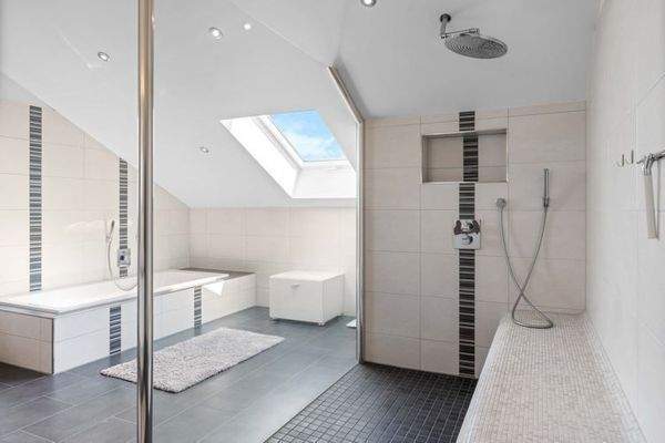 Bad im DG mit Badewanne und begehbarer Dusche