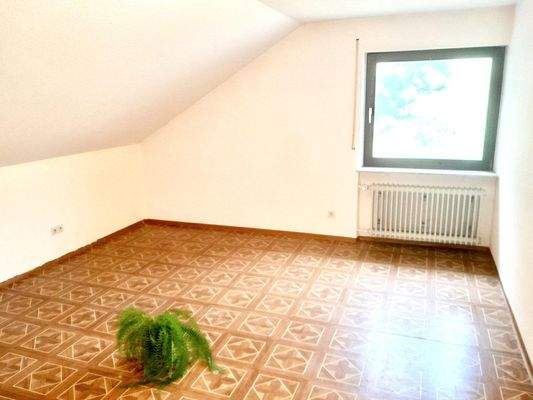 In üppigem Schlafzimmer