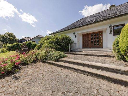 grüne Zuwegung zum Hauseingang