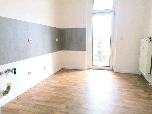 Küche mit Zugang zum Balkon