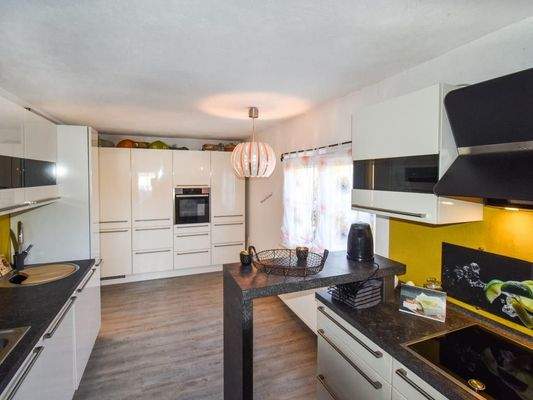 Küche mit Einbauküche