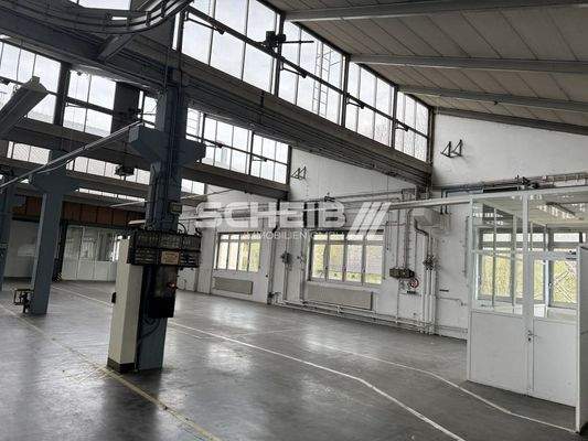 Halle mit Meisterbüro