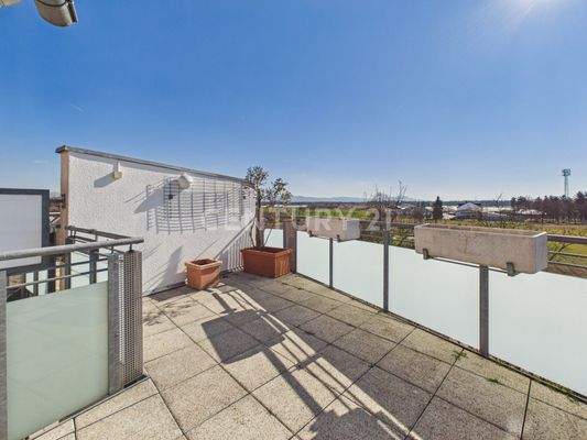 Großer Balkon mit Fernblick